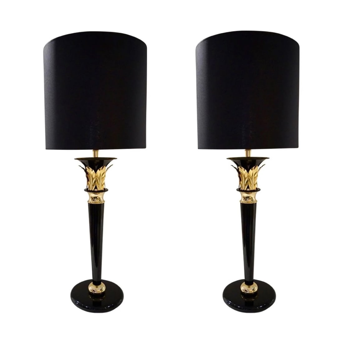 1970 Italian Hollywood Regency Pair of Lamps.: A vintage pair of tall glamorous Hollywood Regency Design lamps, handmade in Florence - Italy in black and gold lacquered metal, high quality of execution with a sleek and modern mirror like finish,