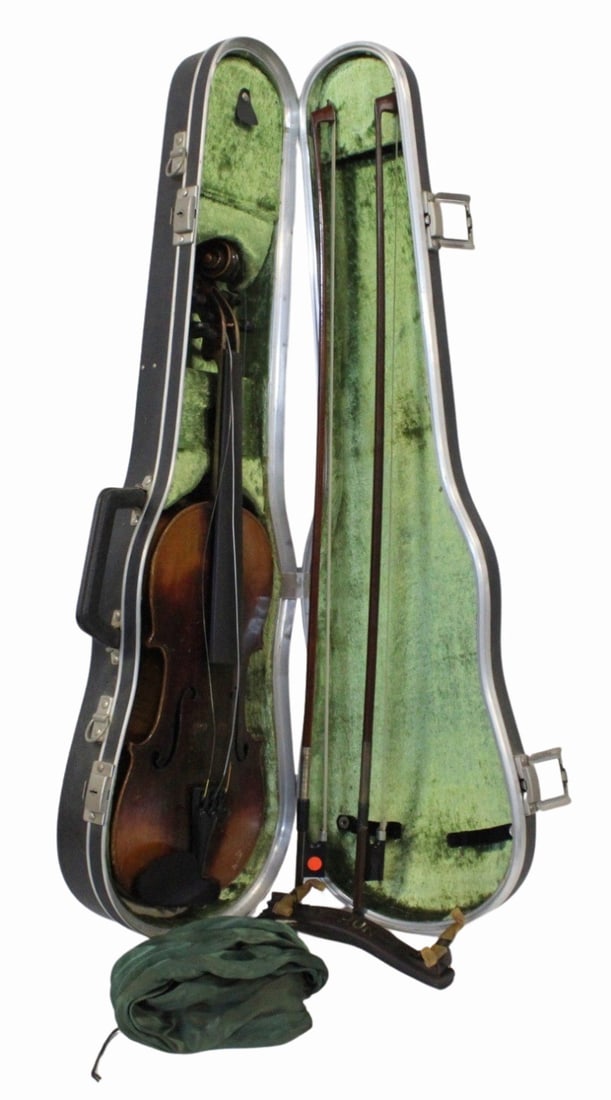 Vintage Violin & 2 Bows in Hard Shell Case. (1 of 9)