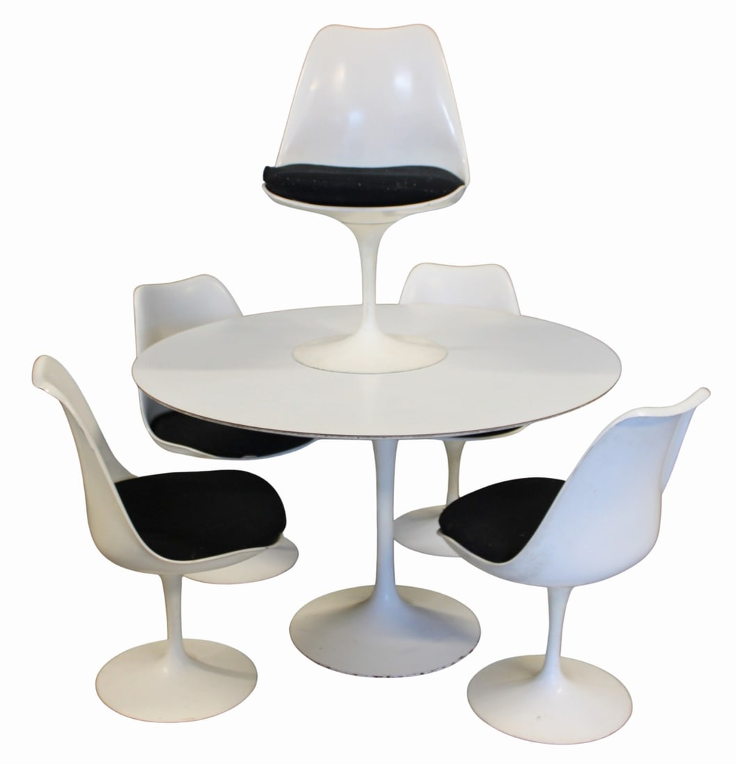 EERO SAARINEN (USA 1910 - 1961): Eero Saarinen for Knoll Tulip table and 5 chairs Nice period set with labels From a Larchmont, NY estate. Dimensions: chair 32" x 20" x 16" Table: