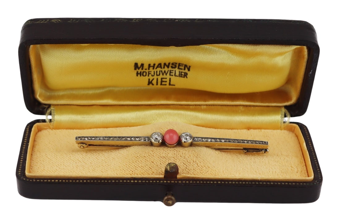 JEWELRY. M. Hansen? Antique 16ct Gold, Conch Pearl: and Diamond Bar Pin. A possibly M. Hansen Hofjuwelier? 16ct white gold bar pin with central conch pearl flanked by (2) Old European cut diamonds and graduated bands of rose cut diamonds. Conch pearl m