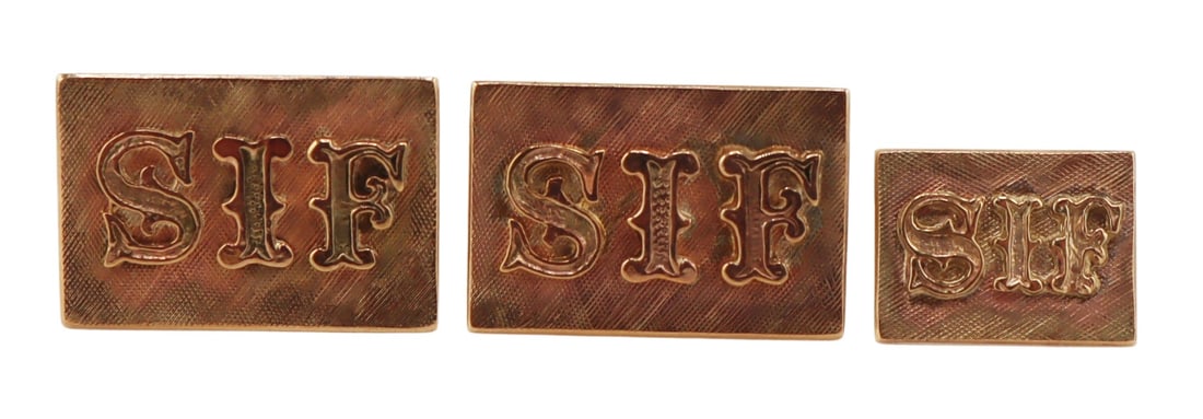 JEWELRY. 3 Pc. Monogrammed 14kt Gold Men's Suite.: Pair of 13kt yellow gold toggle back cufflinks with an applied 10kt gold monogram; and a 13kt yellow gold tie tack with an applied 10kt gold monogram. All item's are stamped, "14kt"; however