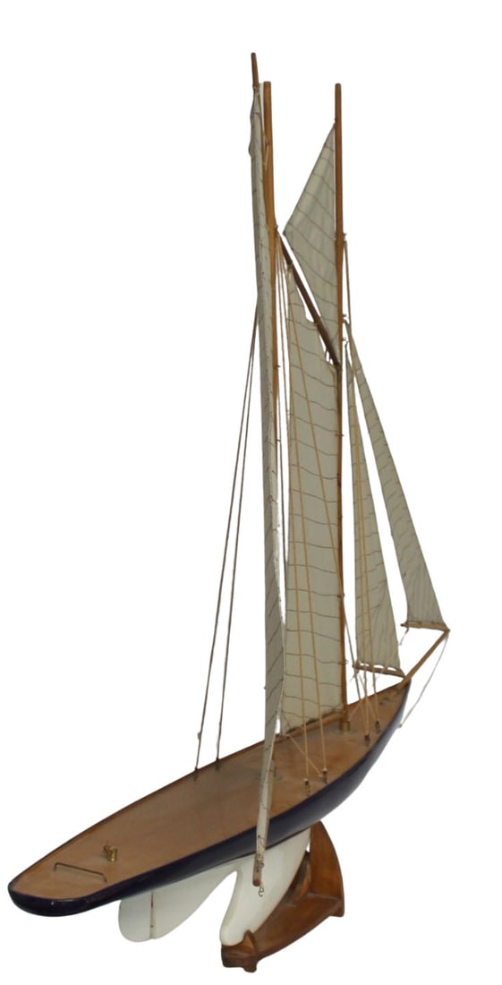 Vintage Model Sailboat (Pond Sailor). (1 of 4)