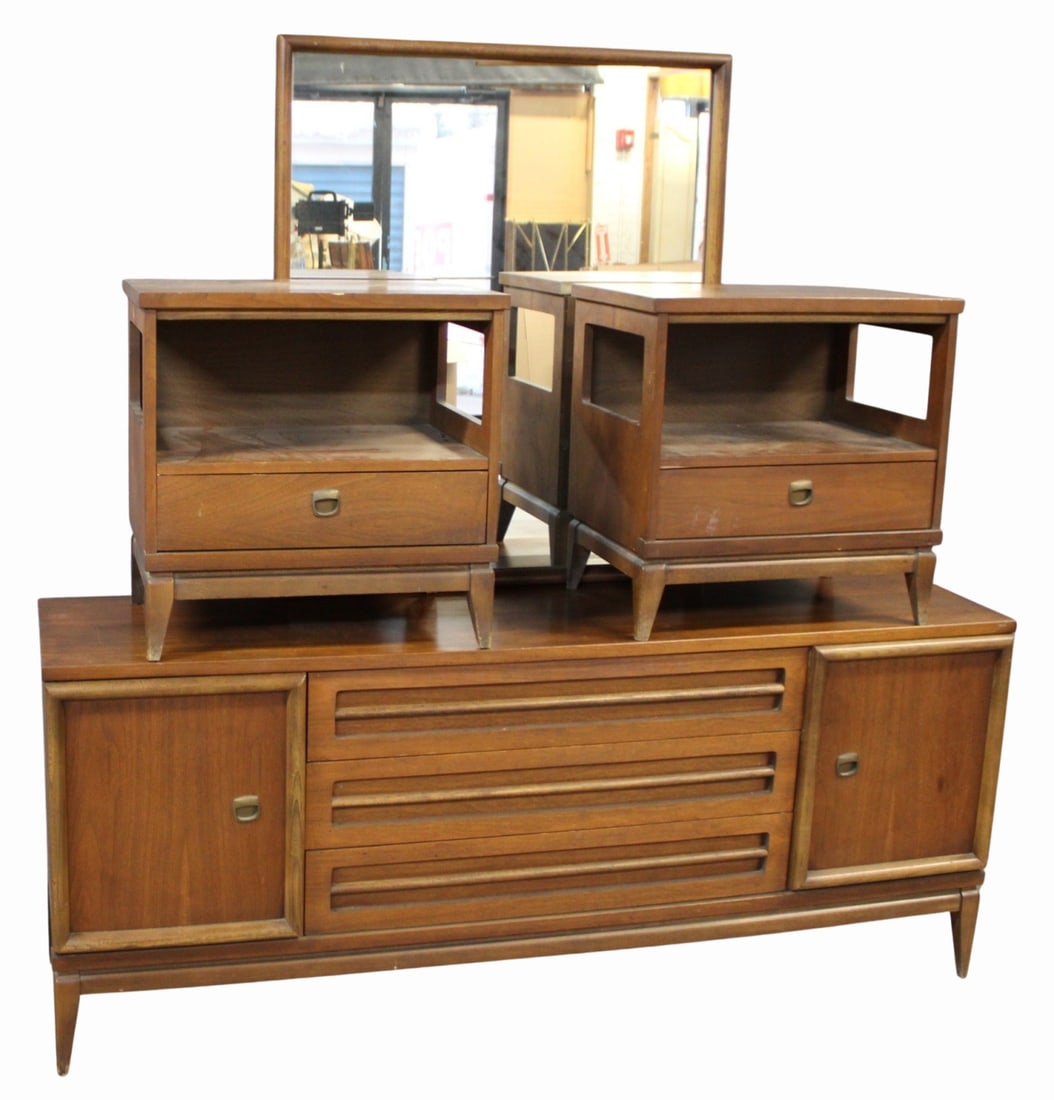 BASSETT Vintage 4 Piece Bedroom Set.: Includes a dresser (30" x 72" x 18"); mirror (41" x 36"); and a pair of night stands (24" x 24" x 16"). From a New Rochelle, NY estate.