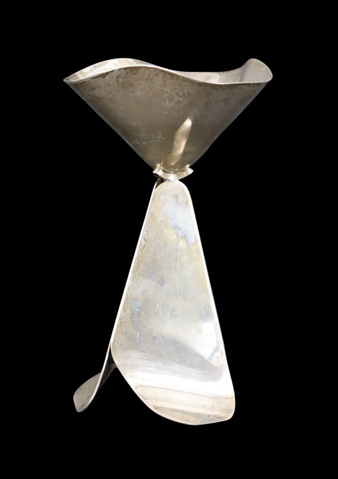 JUDAICA. Tobe Pascher Workshop Harold Rabinowitz: Sterling Kiddush Cup. An exceptional Modernist sterling silver kiddush cup, produced by Harold Rabinowitz at the Tobe Pascher Workshop at the Jewish Museum in New York City. The total approx. weight