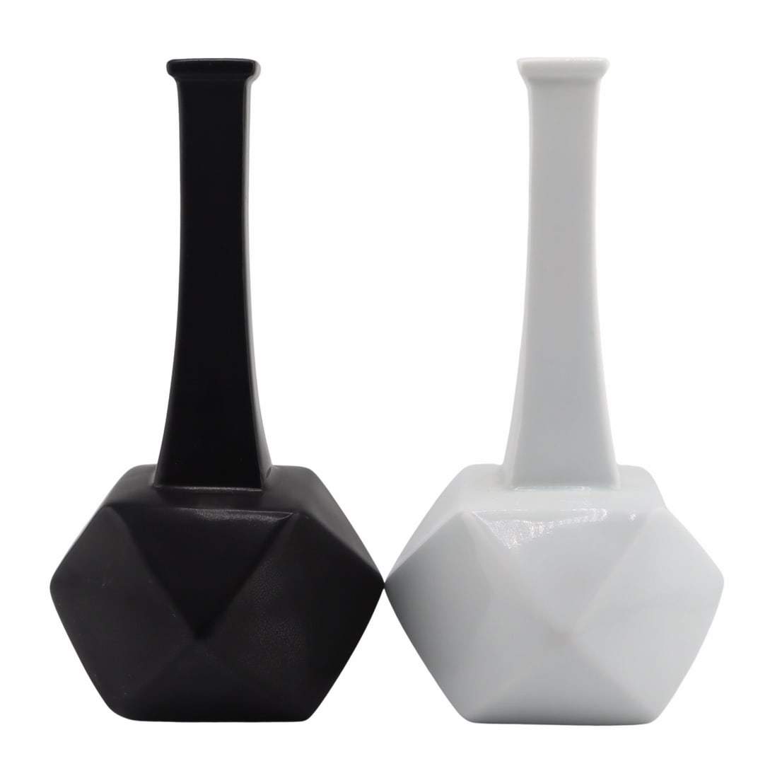 KIM YIK-YUNG (Korea, b. 1935) Vases.: (2) Kim Yik-Yung geometric motif vases. With marks to the underside. From an E 72nd St, Manhattan estate. Dimensions: vases measure approx. 7.25" h.