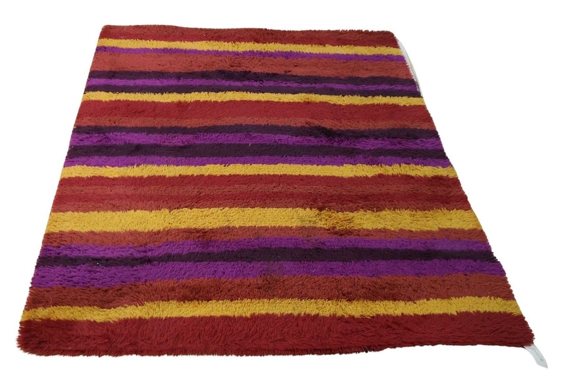 Midcentury Shag Carpet. (1 of 7)