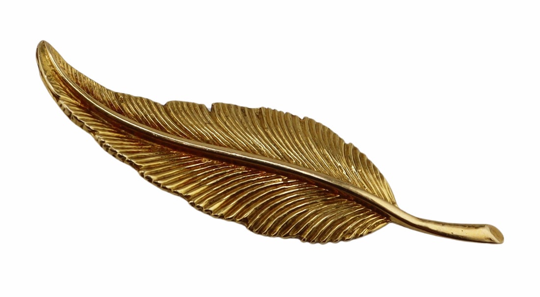 JEWELRY. 14kt Gold Feather Form Brooch or Pendant.: 14kt yellow gold feather form brooch or pendant. Apparently unmarked. Total approx. weight is 3.9 dwt (gross). From a Mamaroneck, NY estate. Dimensions: leaf pendant/brooch measures approx. 0.53"