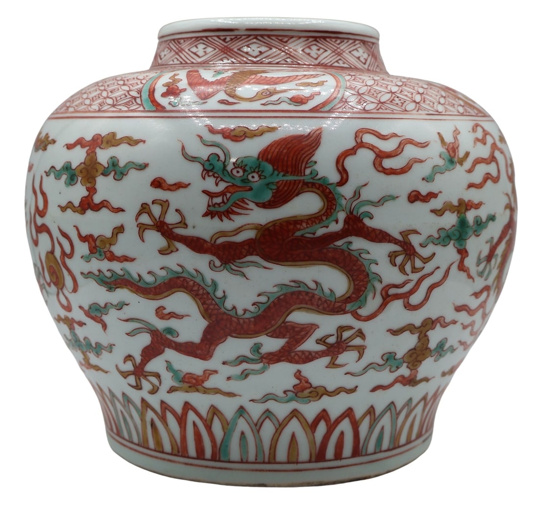 Chinese Porcelain Famille Verte Flying Dragon Pot.: Chinese porcelain famille verte green and red pot. The exterior of the pot features four birds alternating in red and gold. Also includes fine detailed line work, creating an oval and diamond pattern.