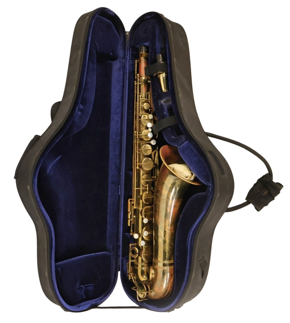 Vintage Henri Selmer Paris SSS Saxophone.: A fine vintage Henri Selmer SSS Saxophone in modern soft case. Saxophone inscription reads "Depose/ Henri/ Selmer/ Paris / (signature)/ -Place Dancourt- / Paris/ No. 17670/ Sole Agents/ U.S. & Can/ (L
