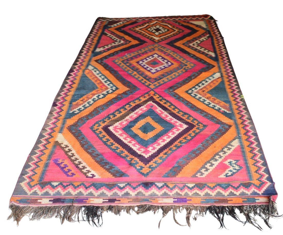 Vintage and Finely Hand Knotted Shiraz Kilm Carpet: From a Greenwich CT collection. - Dimensions: 4ft 1" x 9ft 7"
