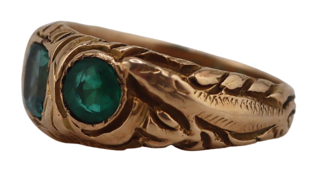 JEWELRY. 10kt Gold and Green Stone LIZARD Ring.: 10kt yellow gold band ring displaying (3) flush set green faceted gems and wonderful depictions of lizards to each shoulder. Total approx. weight of the ring is 5.0 dwt (gross). Ring size - 9 3/4. Fro