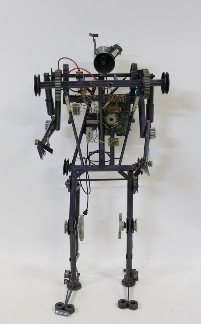 Large Robot Sculpture. - 2