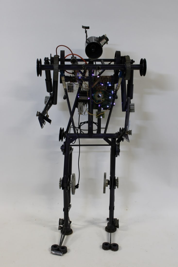 Large Robot Sculpture. - 3