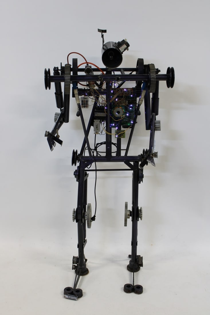 Large Robot Sculpture. - 4
