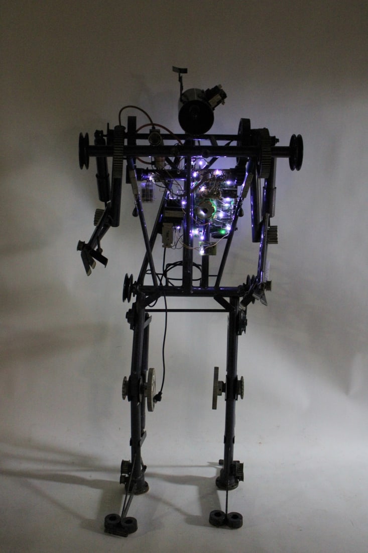 Large Robot Sculpture. - 5