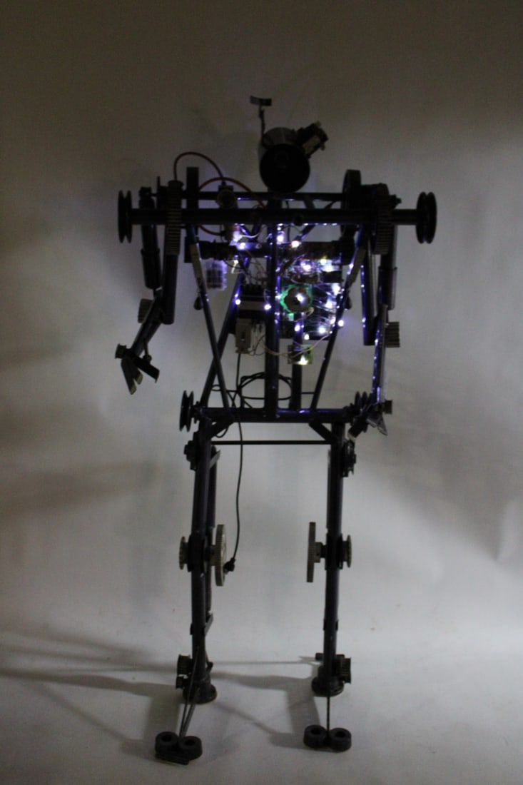 Large Robot Sculpture. - 6