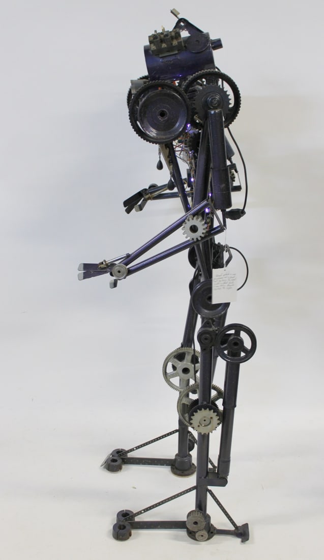 Large Robot Sculpture. - 9