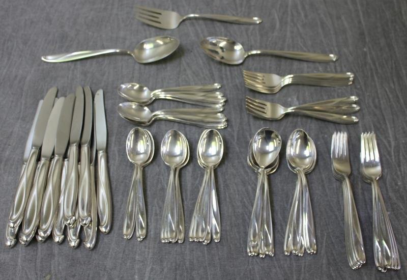 STERLING. Reed & Barton "Sculpture" Flatware Set.: Includes 12 dinner knives, 12 soup spoons, 24 teaspoons, 12 luncheon forks, 12 dinner forks, a salad set, a sugar shell, and a large table spoon. In a fitted case. Total approximate weight excluding t