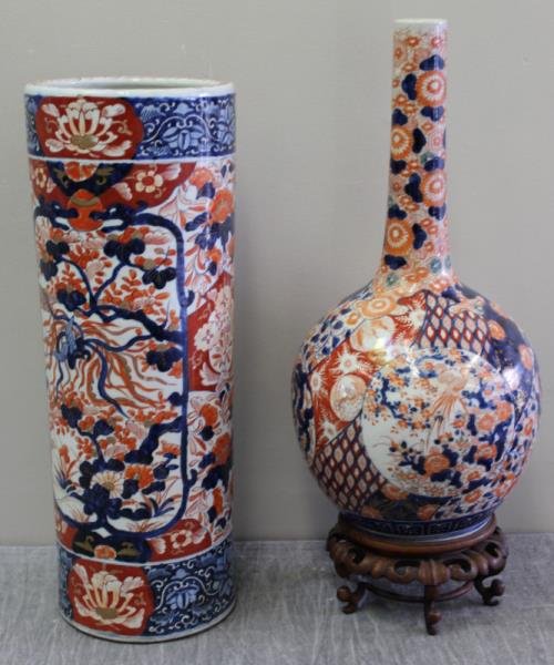 Imari Lot.: Includes a bulbous bottle neck vase on a hardwood stand, and an umbrella holder vase. From a Connecticut estate. Dimensions: vase only - 11" wide x 24" high, umbrella stand - 8.875" diameter x 24.5" h
