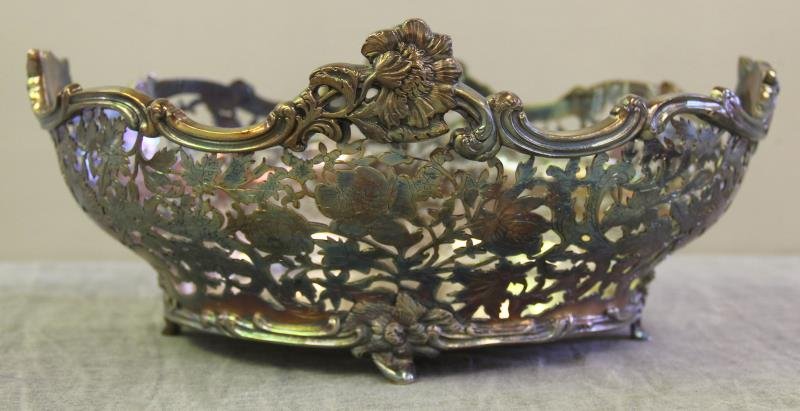 STERLING. Pierced Floral Center Bowl. (1 of 5)