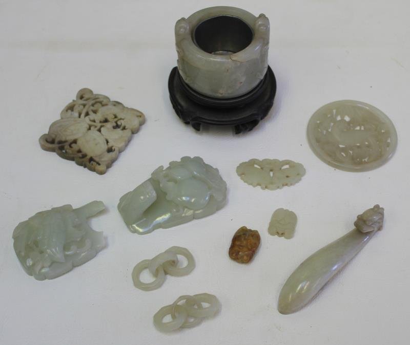 Lot of Assorted Vintage Hardstone / Jade Carvings (1 of 10)