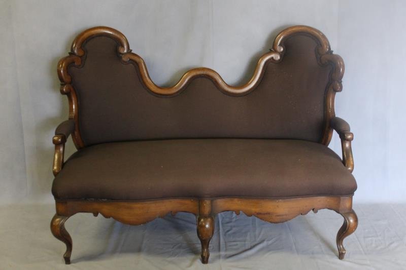 Victorian Camel Back Settee. (1 of 6)