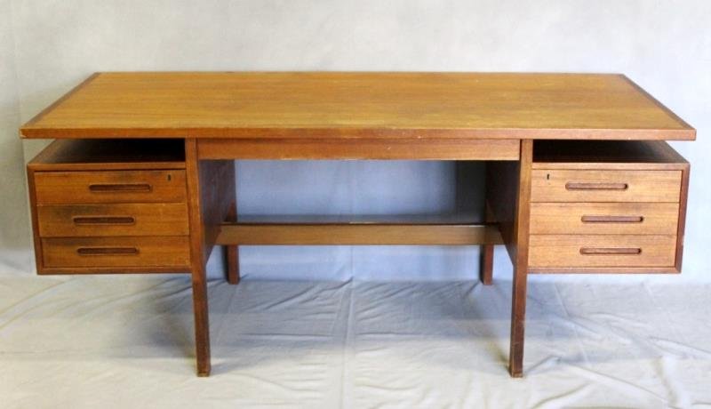 Midcentury Danish Teak Floating Desk. (1 of 4)