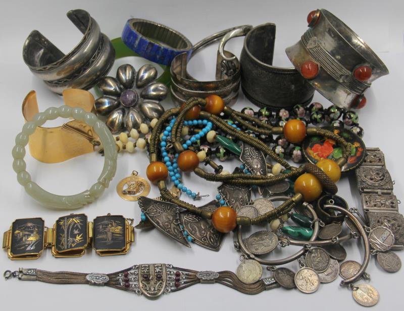 JEWELRY. Assorted Collection of Jewelry Inc. Jade. (1 of 10)