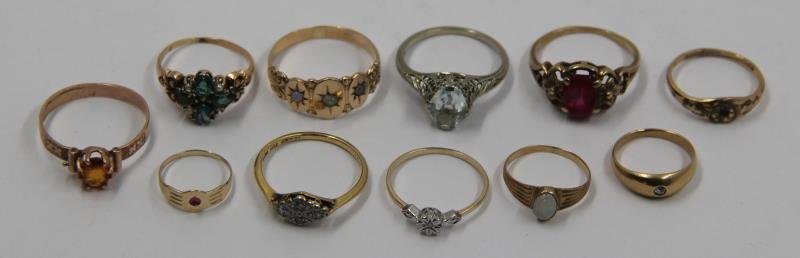 JEWELRY. Assorted Grouping of Gold Rings. (1 of 6)