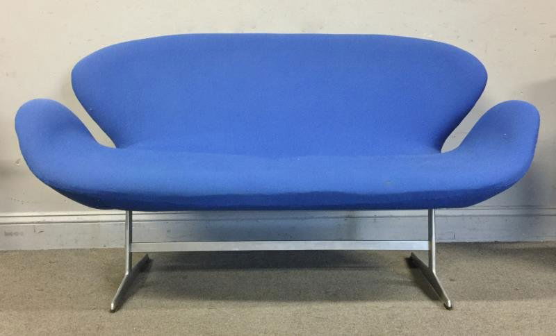 Midcentury Arne Jacobsen Swan Sofa. (1 of 5)