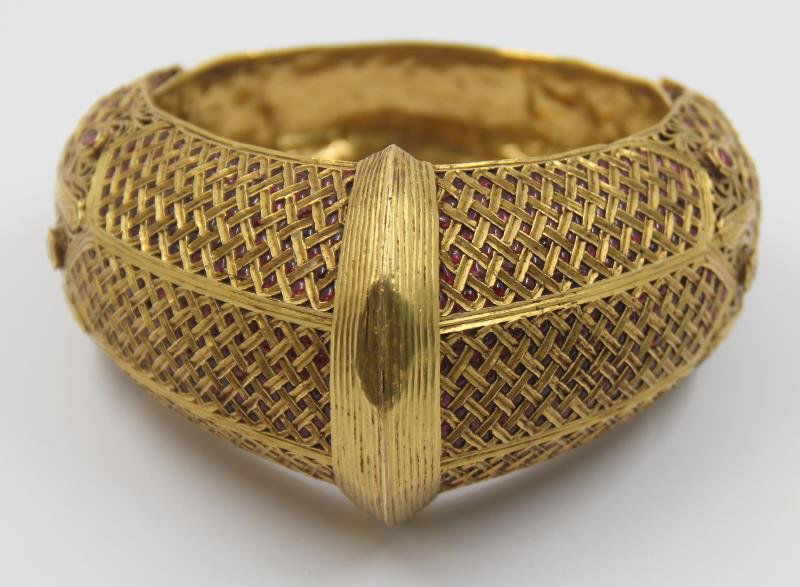 JEWELRY. Indian 22kt Gold and Ruby Bracelet. (1 of 7)