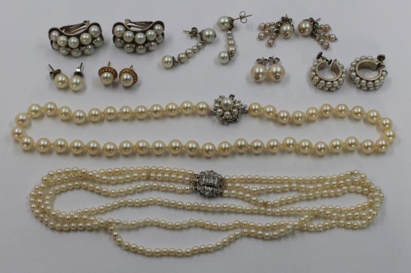 JEWELRY. Large Grouping of Assorted Pearl Jewelry. (1 of 7)