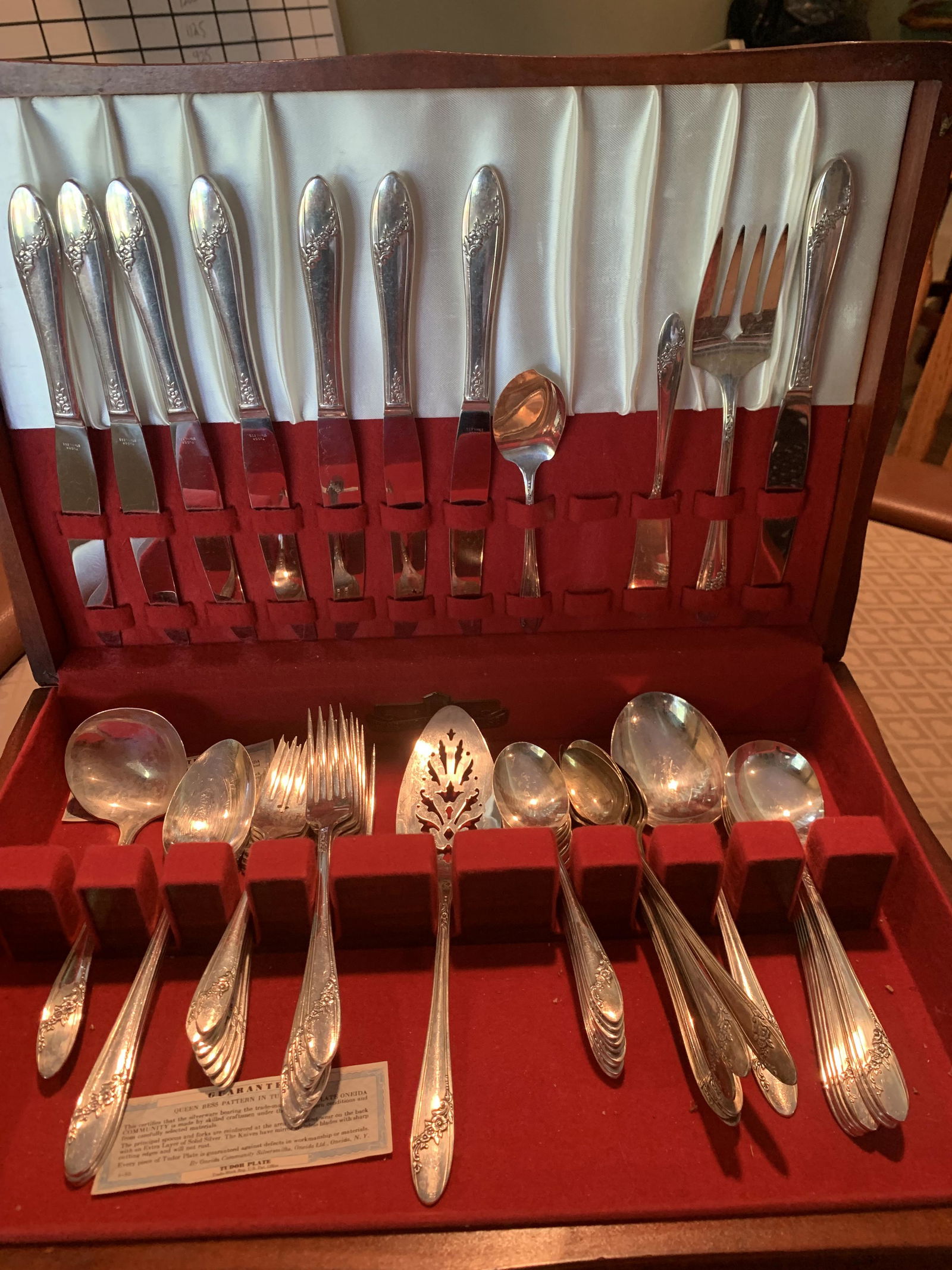 TUDOR PLATE ONEIDA COMMUNITY FLATWARE 58PC (1 of 2)