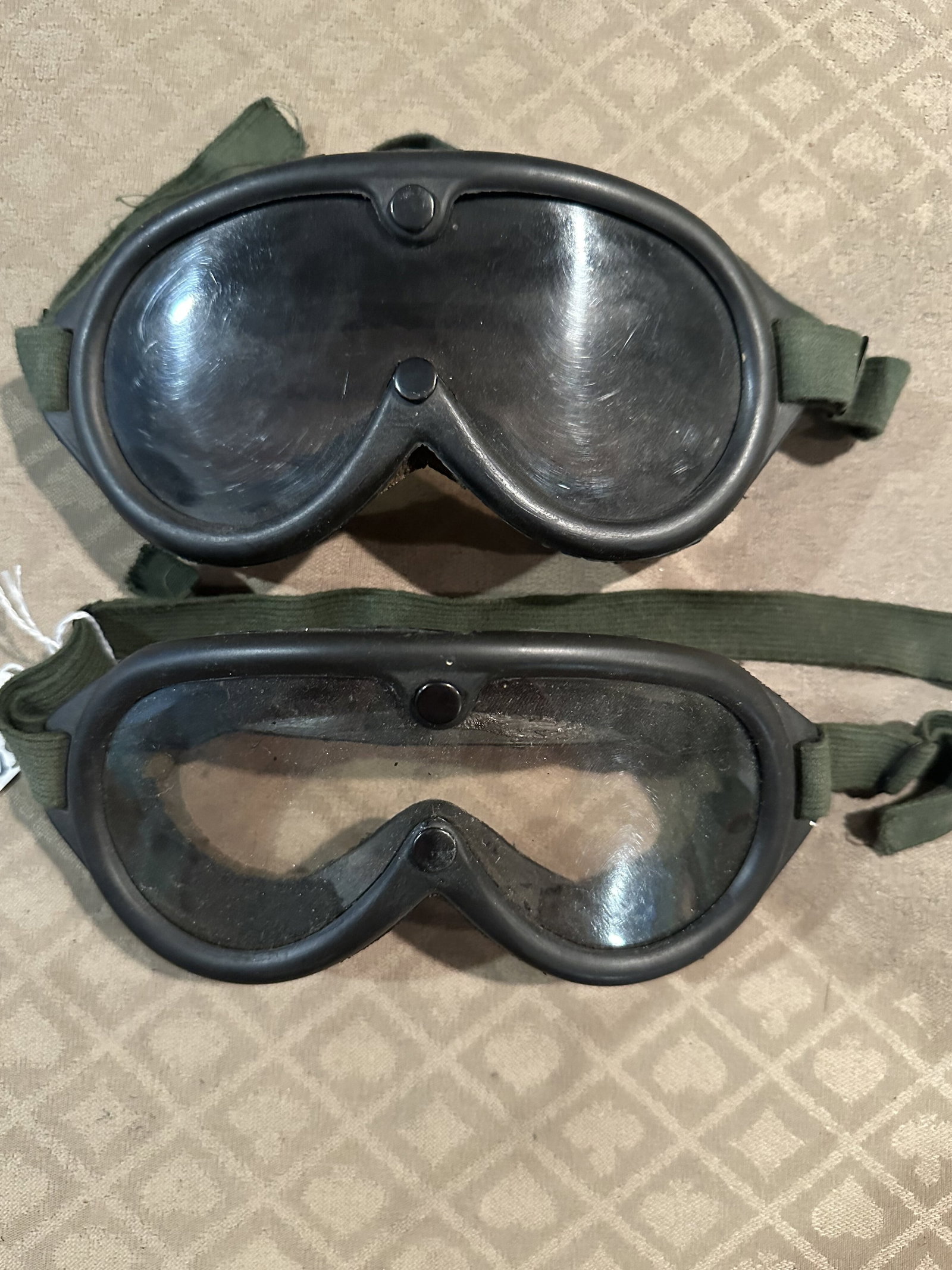 2 SETS GOGGLES: AS SHOWN IF YOU HAVE ANY QUESTIONS PLEASE ASK