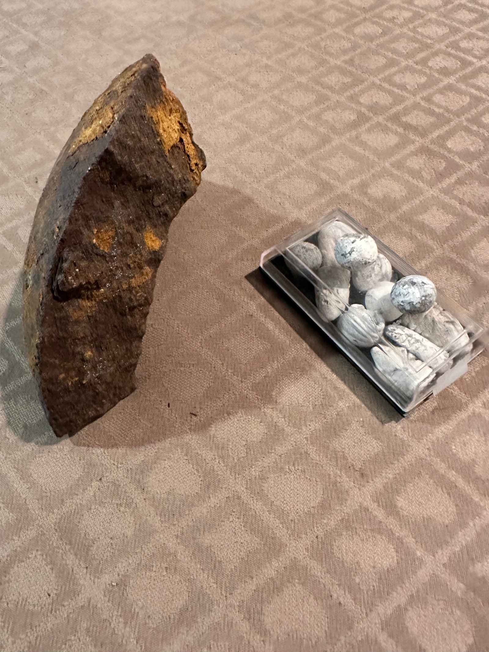 CIVIL WAR CANNON PIECE AND BULLETS: AS SHOWN IF YOU HAVE ANY QUESTIONS PLEASE ASK