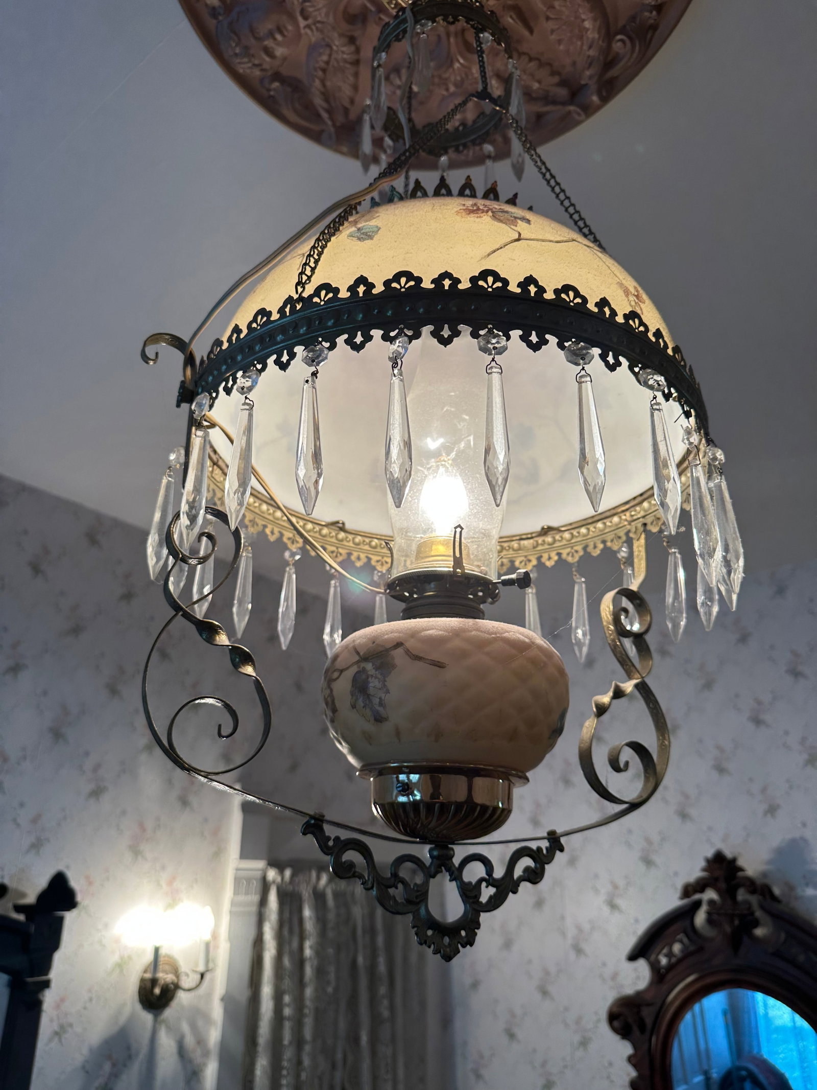 CHANDELIER: AS SHOWN IF YOU HAVE ANY QUESTIONS PLEASE ASK