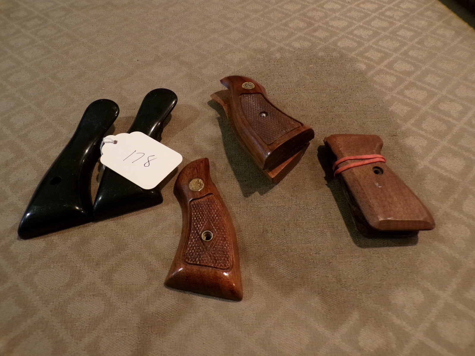 LOT OF HAND GRIPS FOR PISTOL S&W AND MISC: AS SHOWN IF YOU HAVE ANY QUESTIONS PLEASE ASK