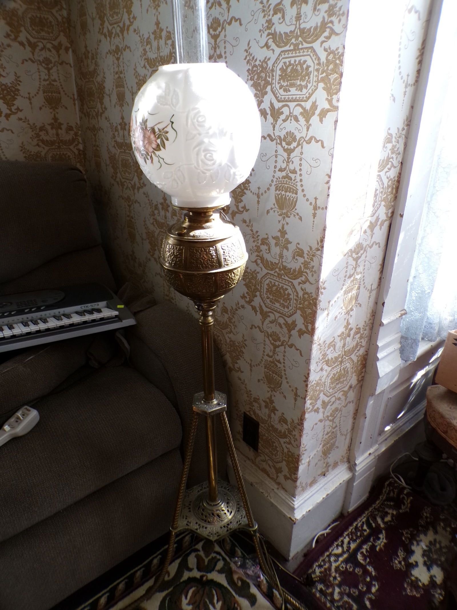 VICTORIAN PIANO/PARLOR LAMP WHITE SHADE (1 of 3)