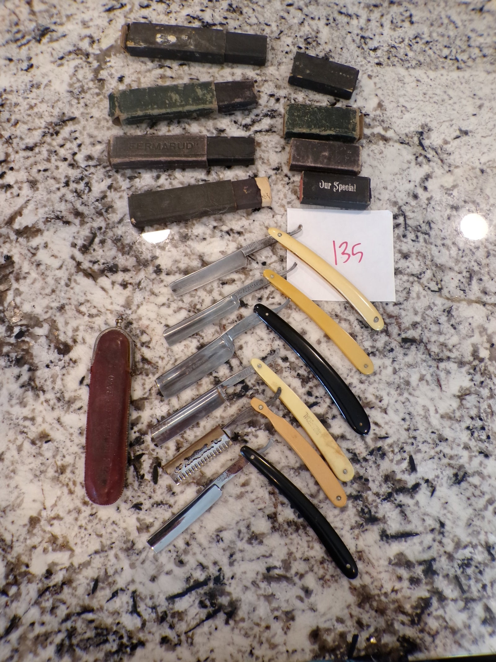 STRAIGHT RAZOR LOT: AS SHOWN IN PICTURES