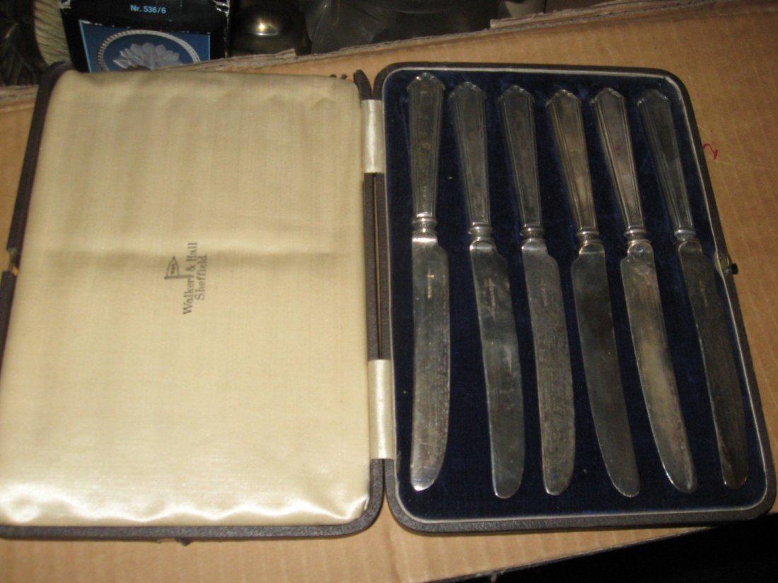 Sheffield Knives: Set of 6 Walker & Hall Sheffield Silver Knives in case