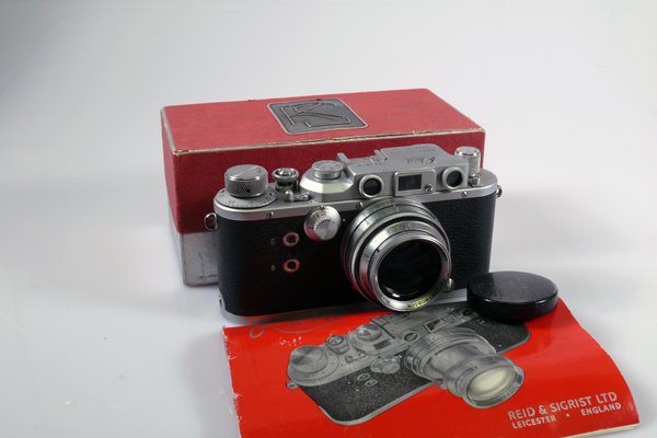 Reid III: Reid III Nr. P3208 With 2 inch Taylor-Hobson Anastigmat f2 Nr. 330323 in original box. Sticky shutter. Quite rare and wonderful in the original box.