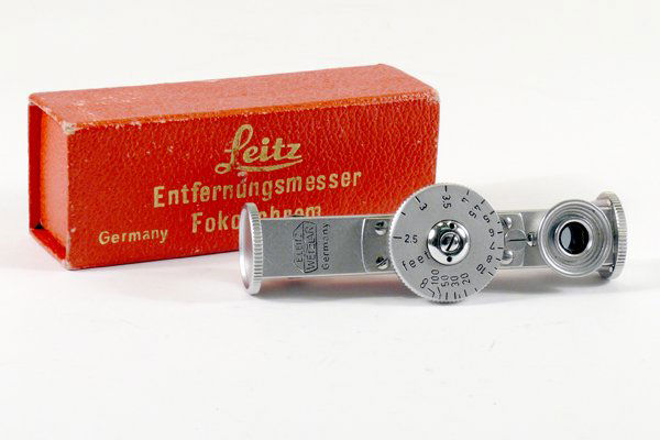 Short-Base Vertical Range Finder FOKOS for Leica I: Short-Base Vertical Range Finder FOKOS for Leica Ic, If, or Ic, in original box. with Ibsor shutter Nr. 379358 with focusing glass, film holder, and 50mm Bright-Line Finder SBOOI. Tamarkin Camera & Ta