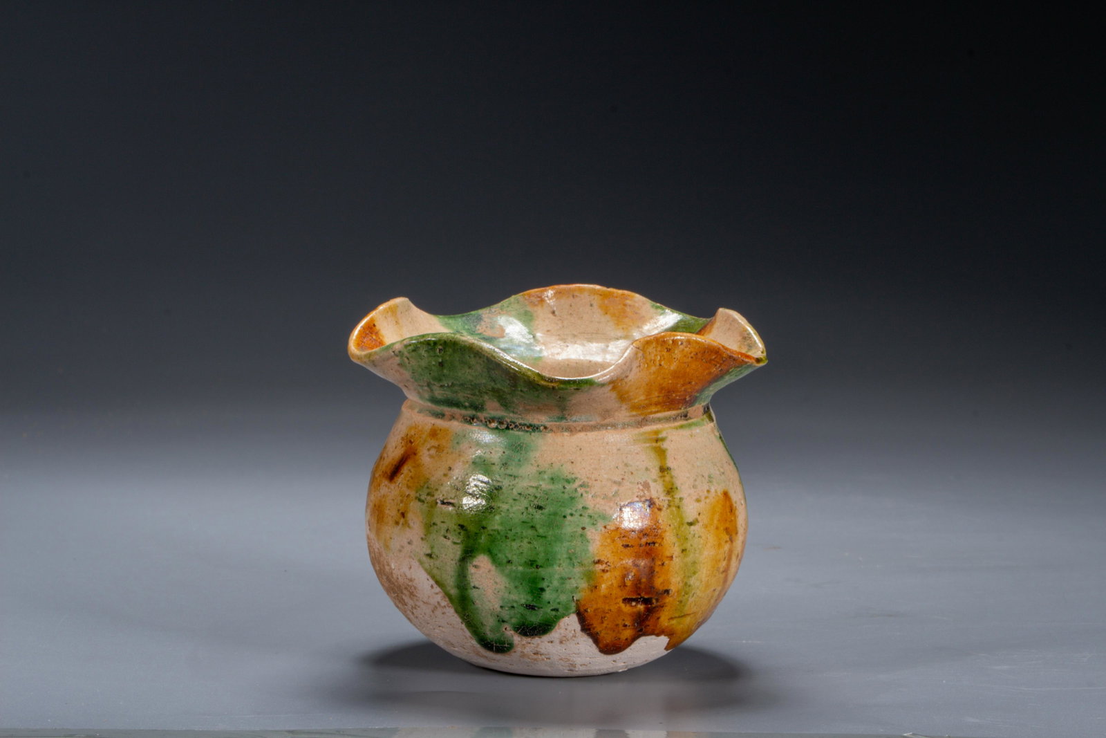 A Sancai foliate-rim jar of Tang dynasty: A Sancai foliate-rim jar of Tang dynasty Height: 6.5cm, Diameter of mouth rim: 7.5cm
