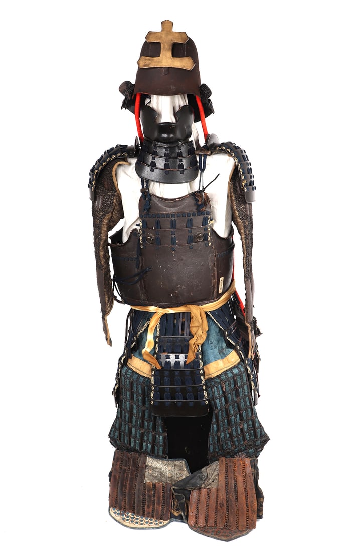 Japanese Samurai Suit of Armour, Edo Period 1603-1868: Japanese Samurai suit of armor Edo Period 1603-1868 with all components, suneate with wear and corrosion. Haidate chainmail with delicate early linen and Ksazuri in good condition of multiple lames. D
