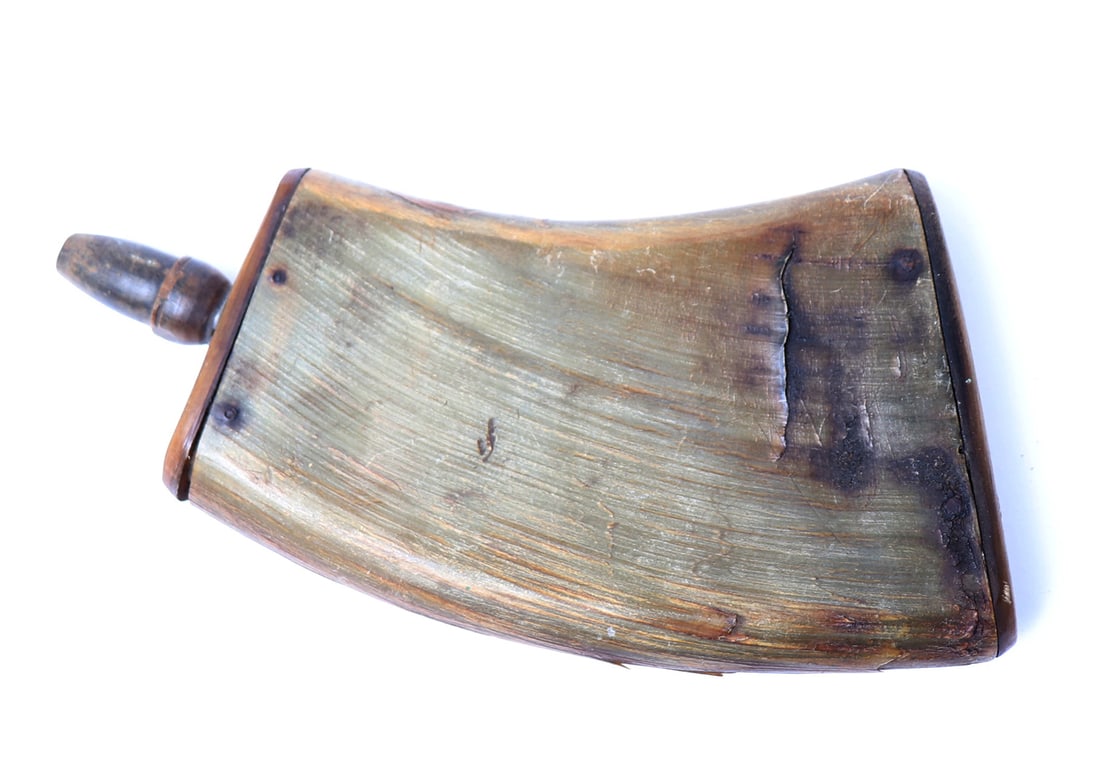 Scarce Flat Horn Powder Flask, 18th century: 18th century flat all horn powder flask for a flintlock sporting gun. Size 7" H x 3 3/4" W International Arms and Armour Collection