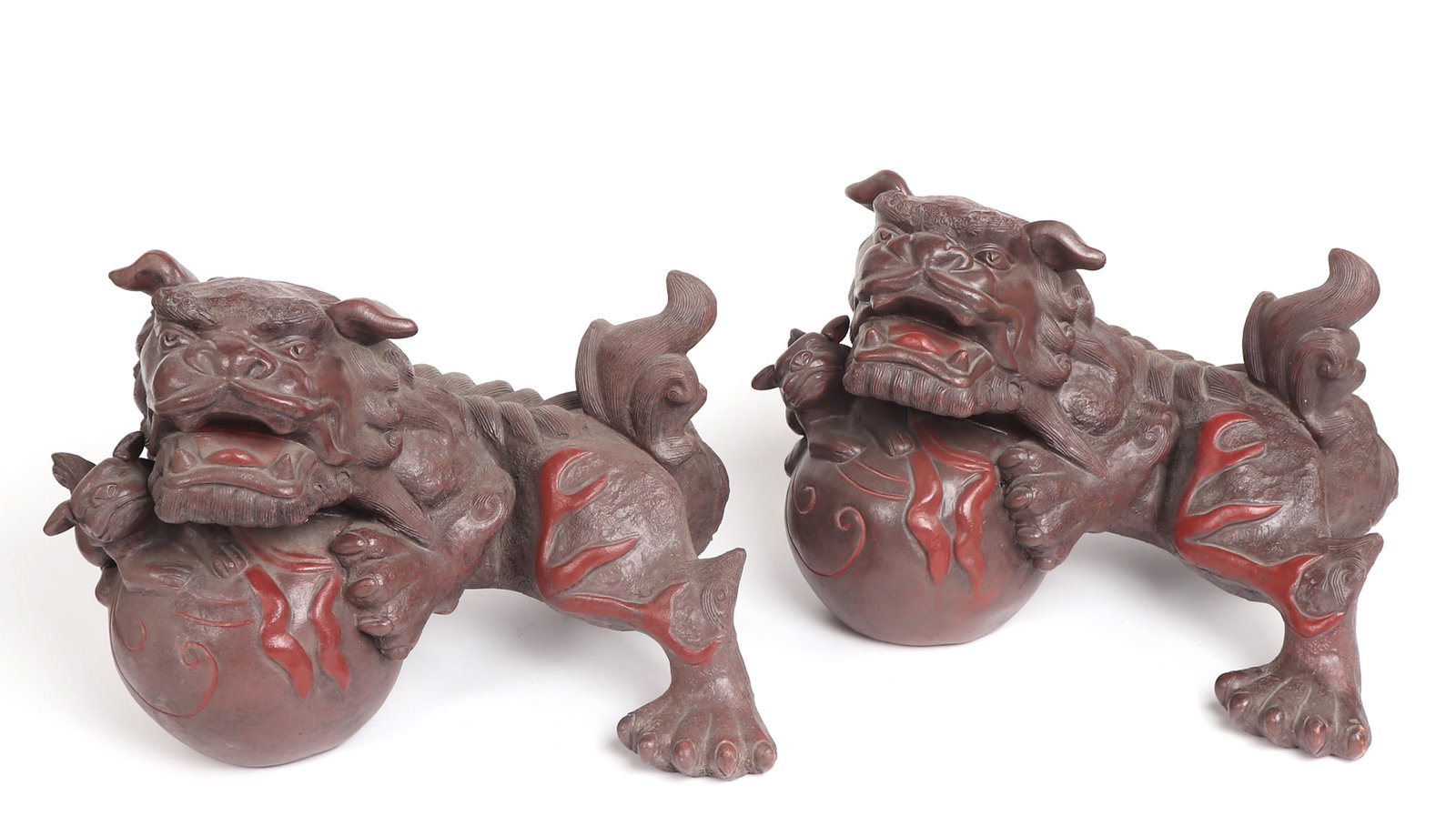 Pair Metal Foo Lions with Baby Foo Lions: Chinese foo lions symbolize prosperity, success and guardianship. This handsome pair of foo lions each guard a ball which represents material elements while guarding a cub represents the element of sp