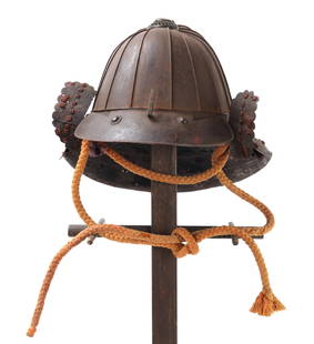 Japanese "Suji Bachi" Kabuto Helmet: Old Japanese Suji Bachi kabuto helmet, late Edo period 1603-1867. Iron 16-plate skull with classic Suji Bachi raised ridge meeting points between the plates. Chrysanthemum penal backed rivets to the f