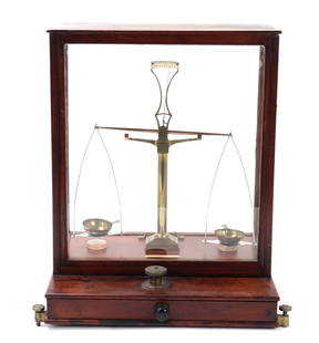 "Dolfrwy Nog Mining Co" Gold Scale, 19th C.: Excellent quality and apparently complete (Dolfrwy Nog Mining Company) Gold Scale by Degrave Short & Fanner of London. Cased in a fine Mahogany wood and glass frame with brass mounts and drawer. Inter