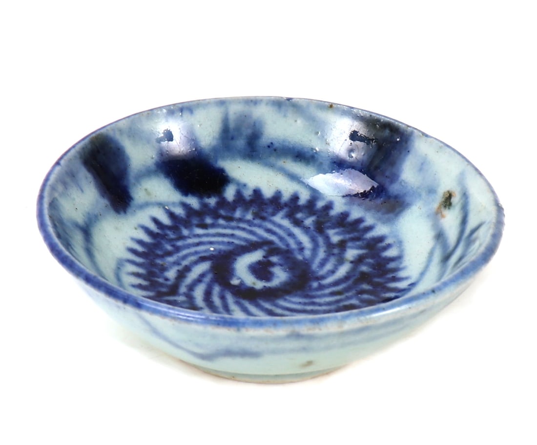 Lovely Blue & White Korean Wine Cup: Beautifully detailed ceramic Korean wine cup with beautiful bloomed flower to the center and a band of leaves around the interior rim. Unglazed foot. Size 3" L x 3" W x 1" H, weight 63g