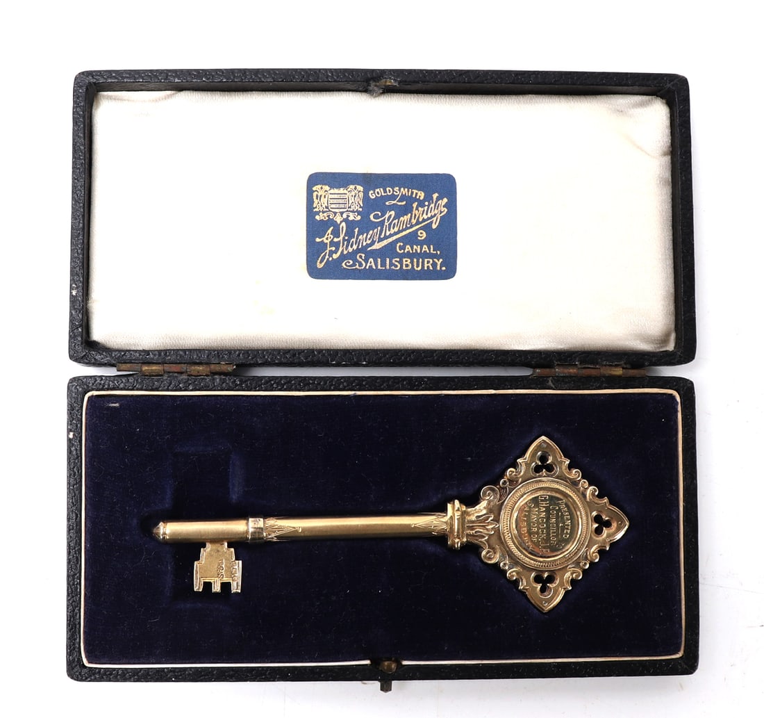 Sterling Silver Mayoral Presentation Key: Fine cased sterling silver presentation key, circa early 20th century. Inscribed to one side (Presented to, Councillor, G. Hancock, J.P. Mayor of Salisbury). Reverse reading (On The Opening of the